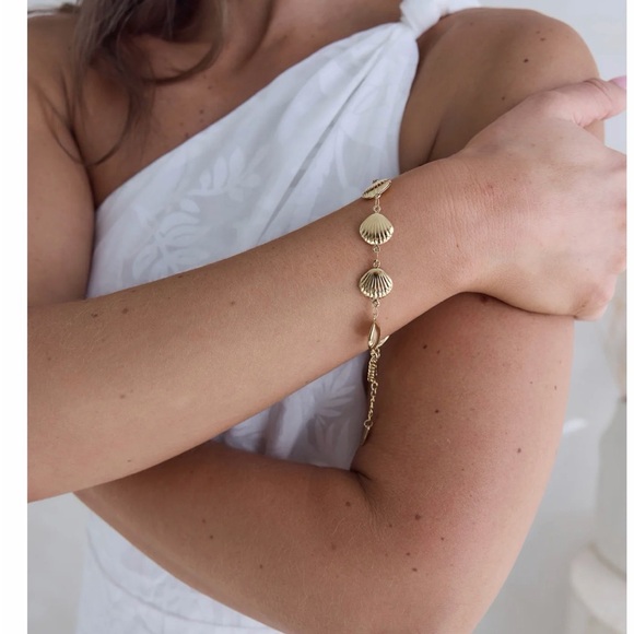 Chic Gold Shell Bracelet - Picture 3 of 3